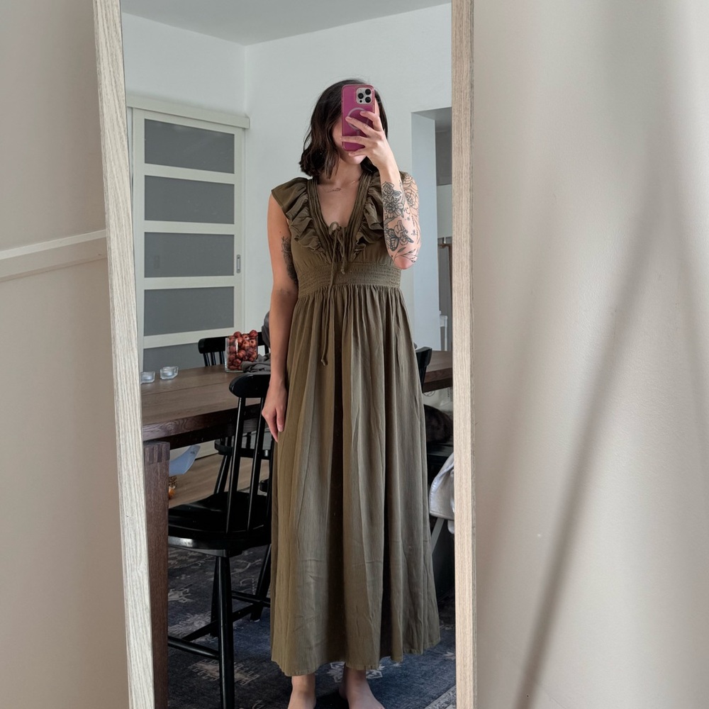 Item: O’Neill Olive Green Maxi Dress
Size: M
Condition: Like-New